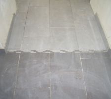 Et voila l'entrée séparer du reste de la maison par la frise !