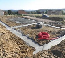 Au premier plan , le garage double