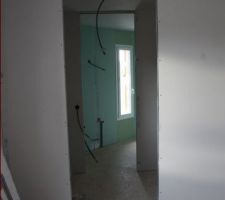 Vue sur le dressing et salle de bain depuis la chambre parentale.