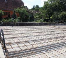 Ferraillage et passage des gaines électriques avant de couler la dalle