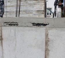 Problème de béton qui n'enrobe pas correctement les ferrailles et passage des gaines dans le le chainage périmétrique ce qui ne semble pas optimal au niveau normes antisismique