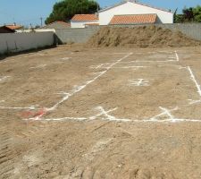 La terrain ont été marquée avec les contours de la maison.