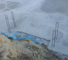 Chaînages sous la porte d'entrée (au niveau du sous-sol)