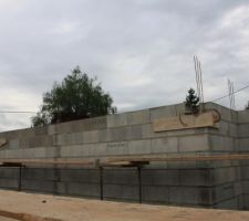 Le béton va être coulé dans les "coins"