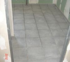 Carrelage gris clair salle de bain parentale