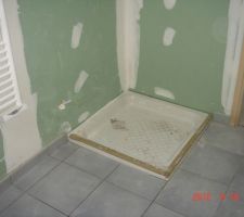 Carrelage gris clair salle de bain des enfants