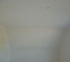 Chambre de Hugo : plafond et rampant peint avec sous-couche