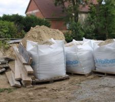 Arrivée matériaux sur le chantier: sacs de sable