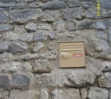 Boite aux lettres sceller dans le mur