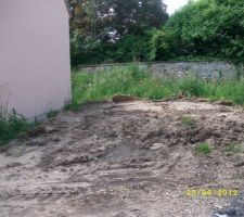 Voici a quoi ressemble le terrain , en ce moment ! Vivement demain le  passage du terrassier pour remettre tout ça a niveau !