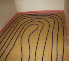 24/6 : Pose des tuyaux de chauffage au sol