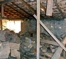 Intérieur du bâtiment (grenier) jouxtant ma construction et plein jusqu'à la g??