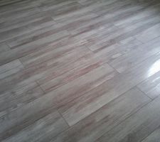 Parquet stratifié de notre chambre, motif bois vieilli (gris clair)