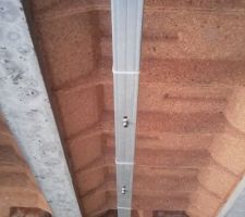 Rail électrique au plafond sous-sol pour le passage des fils (raccord entre tableau et disjoncteur)