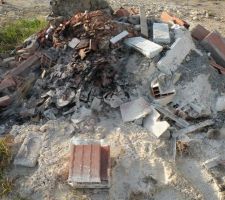 Déchets encore sur le terrain à 10 jour de la réception malgré les promesses du constructeur de les enlever (interdit de les enfouir!)