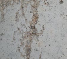 Un des trous des poteaux (cailloux apparents).