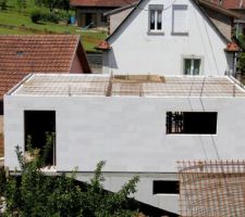 Poutrelles, hourdis et feraillage de l'étage posés.