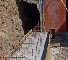 Ce large banchage qui a été coulé recevra le mur en béton armé qui viendra en support du poteau extérieur à l'ouest.