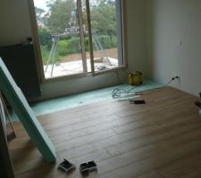 Pose du stratifi&eacute; &agrave; l'&eacute;tage.