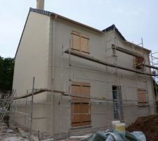 De face! c'est juste terminé, l'échafaudage est en cours de démontage.