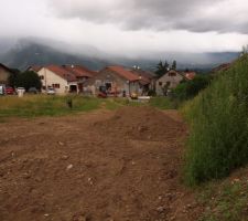 Limite terrain coté voisins avec butte de terre a aligner sur la limite voisin du dessus