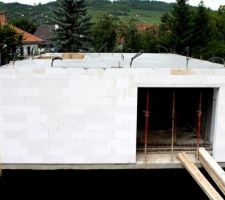 Aujourd'hui l'électricien a posé ses gaines et la dalle de l'étage a été coulée. La maison continue a pousser comme un champignon =)