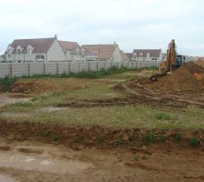 En ce tr&egrave;s morose mois de juin, les travaux du lotissement ont redoubl&eacute;s !!! Ils sont actuellement en train de creuser les tranch&eacute;s et installer les canalisations sous terre.