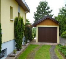 Arrivée devant le garage pour emprunter le passage menant au jardin et potager