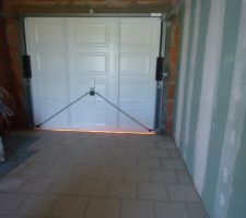 Ai fait carrelé mon garage d'emblée . Ce qui est fait n'est plus à faire!
Reste l'isolation des murs, sûrement la semaine prochaine :)
et cette pièce sera nickel comme le reste de la maison.