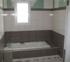 Pose de la fa&iuml;ence termin&eacute;e pour la salle de bains