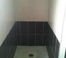 Fa&iuml;ence pos&eacute;e &eacute;galement pour la douche &agrave; l'italienne de la salle d'eau de la chambre des parents