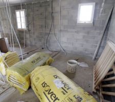 Rleaux de ldv pour les combles et escalier en attente (pour demain ?)