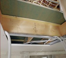 Plancher d'étage avec contre-lattage (planchettes) sur solives avec bande de Phaltex pour isoler phoniquement les combles, puis au dessous, le faux plafond suspendu