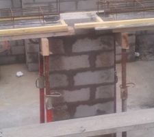 Pilier de soutien en parpaings - appui de la poutrelle d&eacute;port&eacute;e