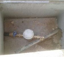 Compteur d'eau pos&eacute;