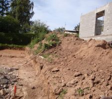 Ma limite de terrain, bient&ocirc;t il y aura un mur de 2.5 m&eacute;tres de haut...