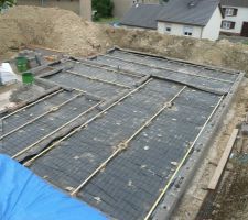 Préparation de la dalle du sous-sol avant coulage.