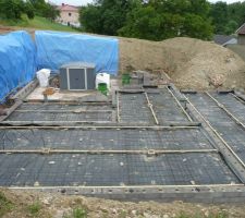 Préparation de la dalle du sous-sol avant coulage.