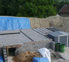 Elévation du vide sanitaire et mise en place des pouttrelles et des hourdis pour la dalle du garage et de la buanderiee.
