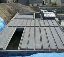 Elévation du vide sanitaire et mise en place des pouttrelles et des hourdis pour la dalle du garage et de la buanderiee.
Emplacement de la fosse dans une partie du garage.