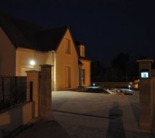 Vue de nuit - éclairage extérieur : numéro de rue, spot garage, bornier.