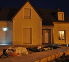 Vue de la façade de nuit,orangée car éclairage public proche.