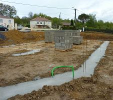 Un plot de renfort pour le supportage de la poutre centrale qui recevra les poutrelles et les hourdis bétons
