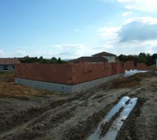 Voilà l'élévation des murs qui a commencé: c'est impressionnant la vitesse à laquelle ils avancent!