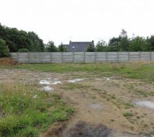 Un muret au fond de notre terrain