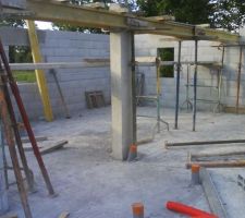 Le pilier pour lequel nous avions laiss&eacute; une r&eacute;servation lorsque nous avons coul&eacute; la dalle