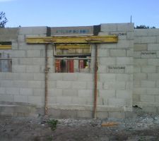 La fen&ecirc;tre du bureau avec un coffret titan destin&eacute; &agrave; accueillir un volet roulant.
A gauche le petit probl&egrave;me...