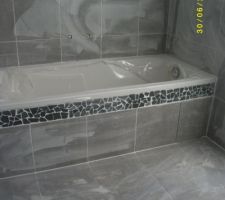 Habillage de la baignoire et frise cailloux