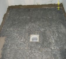 Carrelage douche  en galets gris foncé