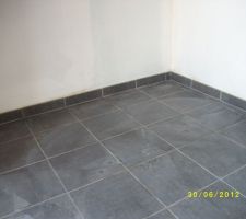 Carrelage , plinthe et joint fini.